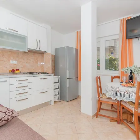 Apartmán With Parking Space - 14422 Omiš